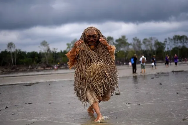 A Malaysian indigenous Mah Meri tribesman performs the “Main Jo-oh” dance during the “Puja Pantai” ritual, a thanksgiving ritual praying to the spirits of the seas, in Pulau Carey on the outskirts of Kuala Lumpur on February 1, 2017. The Mah Meri tribe, believed to be descendants of seafaring people, celebrate their new year according to the lunar calendar by making offerings to the sea. (Photo by Manan Vatsyayana/AFP Photo)