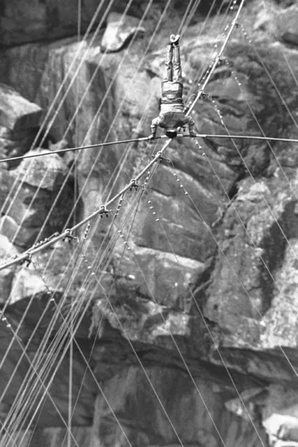 Headstanding high wire artist Karl Wallenda during his 1,000-foot walk 750-foot above the Gorge at Tallulah Falls, Georgia on July 18, 1970. The 65-year-old performer completed the stroll without incident. (Photo by Charles Kelly/AP Photo)