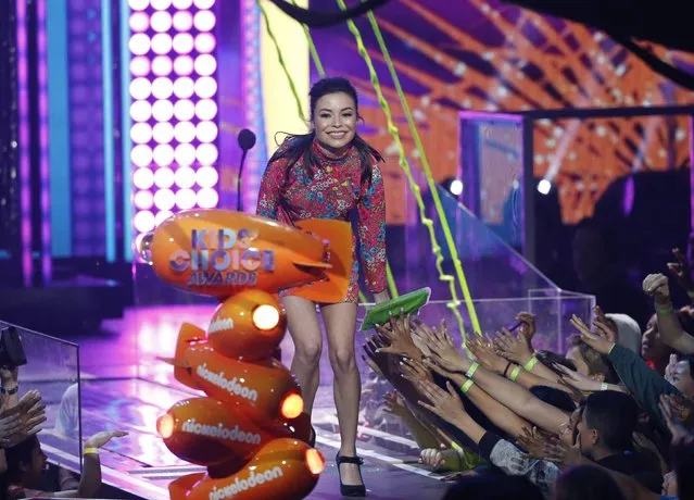 Actress Miranda Cosgrove greets members of the audience onstage at Nickelodeon's 2017 Kids' Choice Awards at USC Galen Center on March 11, 2017 in Los Angeles, California. (Photo by Mario Anzuoni/Reuters)