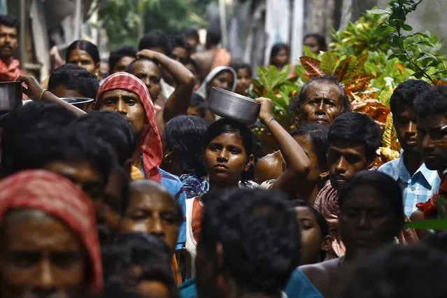 Flood-affected people crowd as they wait for relief supplies at Howrah district in West Bengal, India, August 5, 2015. (Photo by Rupak De Chowdhuri/Reuters)