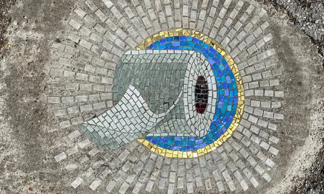 Chicago artist Jim Bachor creates four pandemic-themed pothole mosaics on the city's North Side, during the coronavirus disease (COVID-19) outbreak in Chicago, Illinois, U.S., May 20, 2020. (Photo by Brendan O'Brien/Reuters)