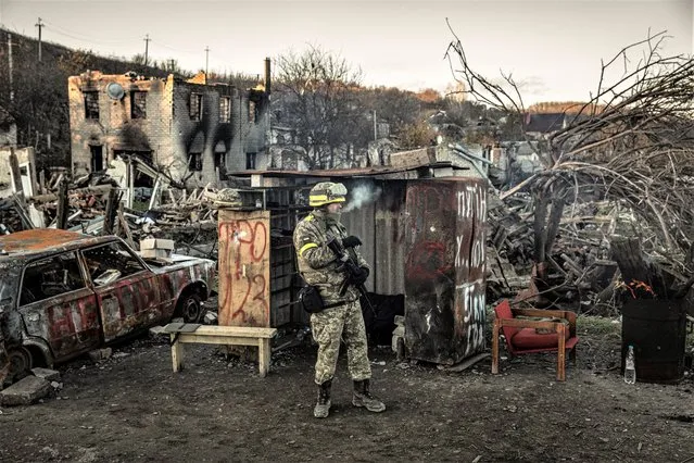 A Ukrainian soldier mans a checkpoint in the city of Kupiansk-Vuzlovyi, in Ukraine’s northeastern Kharkiv region on November 1, 2022. (Photo by Finbarr O’Reilly/The New York Times)