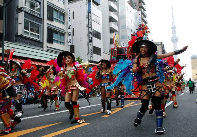 Samba dancers perform during the annual Asakusa Samba Carnival in Tokyo, Japan August 27, 2016. (Photo by Kim Kyung-Hoon/Reuters)