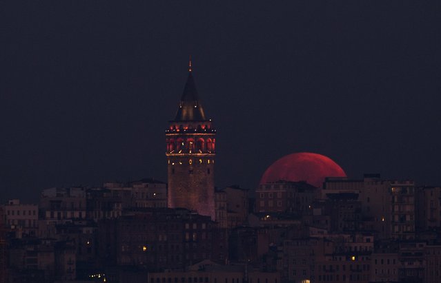 Full moon is seen over Galata Tower in Istanbul, Turkey on January 31, 2018. (Photo by Emrah Yorulmaz/Anadolu Agency/Getty Images)