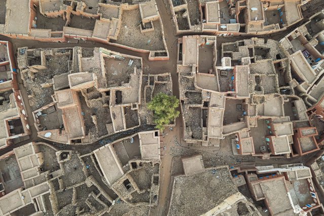 This aerial view shows the town of Oualata, on April 4, 2025. Oualata is one of a UNESCO-listed quartet of ancient, fortified towns or “ksour”, which in their heyday were trading and religious centres and now hold jewels dating back to the Middle Ages. Centuries-old manuscripts, a rich source of cultural and literary heritage handed down the generations, are also still held in family libraries. For decades, Oualata's population has been dwindling as residents move away in search of jobs, leaving nobody to maintain the historic buildings. (Photo by Patrick Meinhardt/AFP Photo)