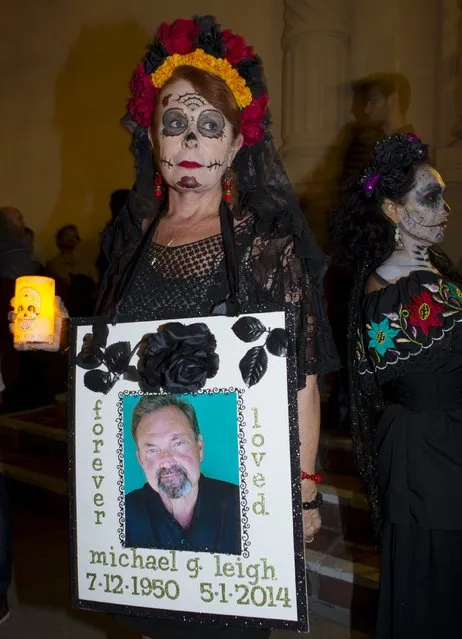 Participants gather before a candlelight procession at the end of a three-day "Day of The Dead" (Dia de los Muertos) celebration in Old Town San Diego, California November 2, 2015. (Photo by Mike Blake/Reuters)