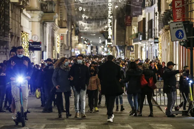 People stroll in Via del Corso shopping street, downtown Rome, Saturday, December 5, 2020. Earlier in the week, Italy’s Premier Giuseppe Conte signed a decree sharply limiting travel between regions on Dec. 21 till after the Jan. 6 national Epiphany Day holiday. (Photo by Cecilia Fabiano/LaPresse via AP Photo)
