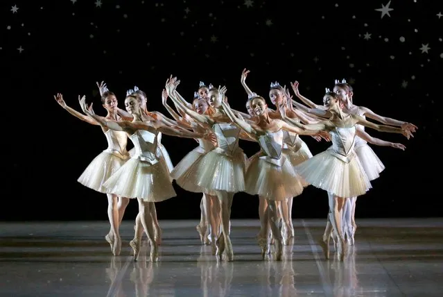 Ballet dancers perform in Nacho Duato's “The Nutcracker” at the Mikhailovsky Theatre in St. Petersburg, Russia November 20, 2015. (Photo by Grigory Dukor/Reuters)