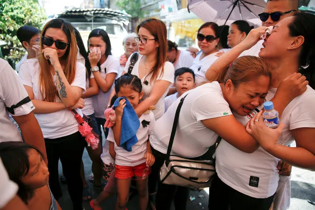Wife and other relatives of Florjohn P. Cruz, who was killed in a police drugs buy bust operation, cry as his coffin leaves their home for funeral in Manila, Philippines October 30, 2016. (Photo by Damir Sagolj/Reuters)
