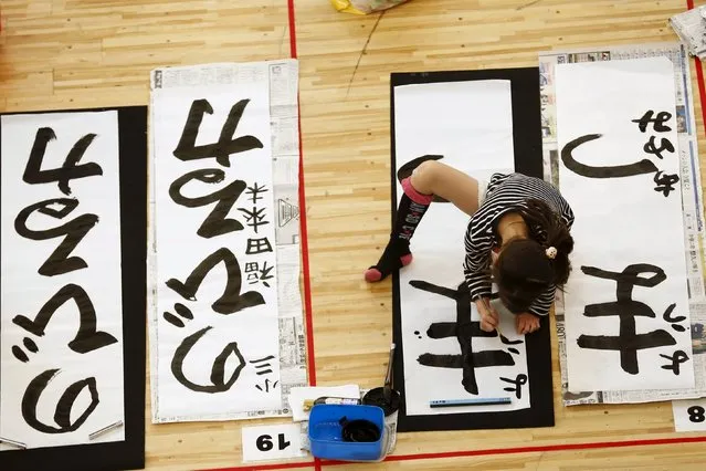 A girl participates in a calligraphy contest to celebrate the New Year in Tokyo January 5, 2016. The writings read: "The power to grow," (L) and "waiting". (Photo by Thomas Peter/Reuters)