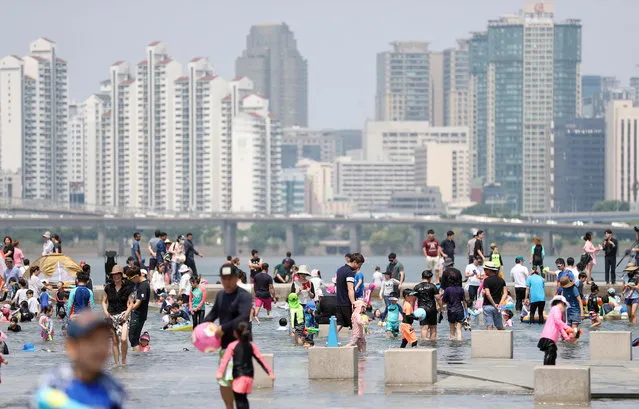 Hundreds of Seoul citizens enjoy the hot summer weekend at a riverside park of the Han River in Seoul, South Korea, 24 June 2018. (Photo by EPA/EFE/Yonhap)