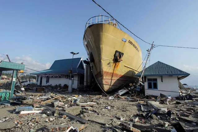 A ship is seen stranded on the shore after an earthquake and tsunami hit the area in Wani, Donggala, Central Sulawesi, Indonesia October 1, 2018 in this photo taken by Antara Foto. (Photo by Muhammad Adimaja/Reuters/Antara Foto)