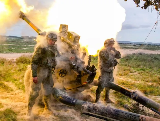 Spanish soldiers of the 7th Airborne Light Infantry Brigade “Galicia” fire a howitzer Light Gun L118 during maneuvers with other units in preparation to NATO's Very High Readiness Joint Task Force (VJTF) in Zaragoza, Spain, April 19, 2016. (Photo by Javier Cebollada/EPA)