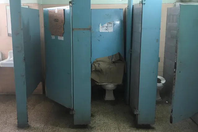 A bathroom at the gynecology hospitalization area of the Central University of Venezuela (UCV) hospital is seen in Caracas, August 8, 2018. Venezuela's socialist government typically says water cuts are due to sabotage by right-wing “terrorists”. Information Minister Jorge Rodriguez in July announced a “special plan” to fix the issues, but did not provide details. The Information Ministry and Hidrocapital did not respond to a request for information. (Photo by Marco Bello/Reuters)