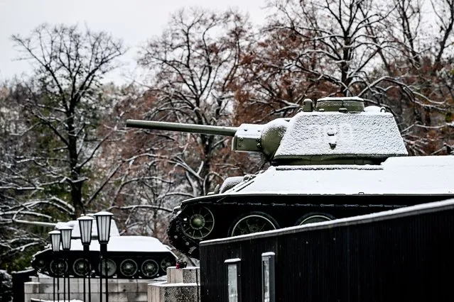 Snow covered T-34 tanks at the Soviet War Memorial in the Tiergarten following the first snowfall of the season in Berlin, Germany, 20 November 2022. (Photo by Filip Singer/EPA/EFE)