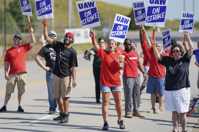 Striking plant workers cheer outside the General Motor assembly plant in Bowling Green, Ky, Monday, September 16, 2019. More than 49,000 members of the United Auto Workers walked off General Motors factory floors or set up picket lines early Monday as contract talks with the company deteriorated into a strike. (Photo by Bryan Woolston/AP Photo)