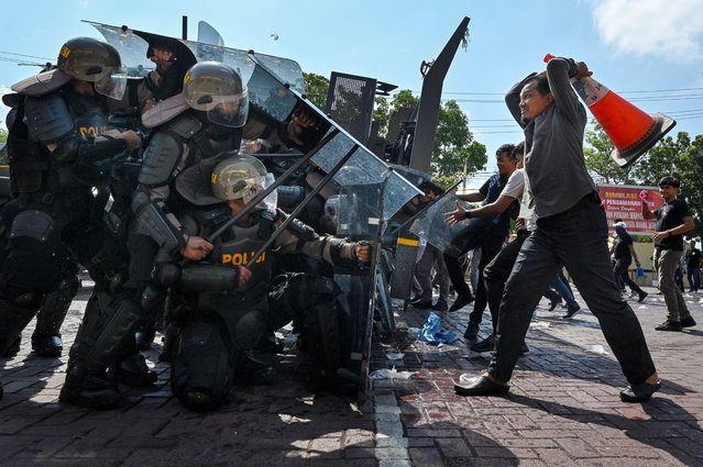 Policemen take part in handling a riot during a drill ahead of the elections in Banda Aceh on August 16, 2024. (Photo by Chaideer Mahyuddin/AFP Photo)