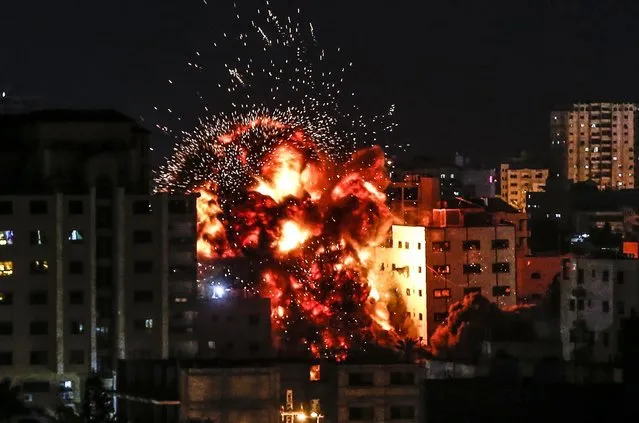 An explosion is pictured among buildings during an Israeli airstike on Gaza City on May 4, 2019. Gaza militants fired a barrage of rockets at Israel, which responded with airstrikes, officials said, as a fragile ceasefire again faltered. (Photo by Mahmud Hams/AFP Photo)