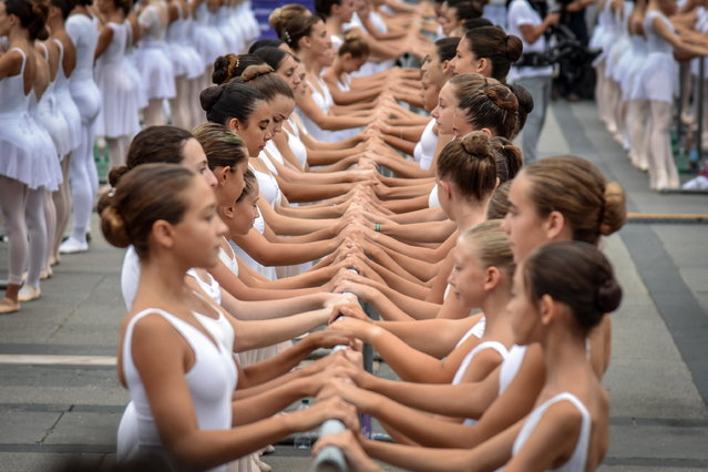 Students of dance schools attend the OnDance dance festival (Ballo in Bianco) with Italian dancer Roberto Bolle at Piazza Duomo in Milan, Italy, 08 September 2024. Over 2000 students of dance schools gathered at Piazza Duomo in Milan to attend the 7th edition of the OnDance dance festival, which is held from 04 to 08 September under the theme “the journey through Dance”. (Photo by Matteo Corner/EPA)