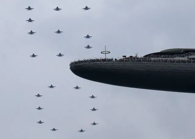 The Republic of Singapore Air Force performs a “50” formation during an aerial display in Singapore's Golden Jubilee celebrations near the central business district August 9, 2015. (Photo by Edgar Su/Reuters)