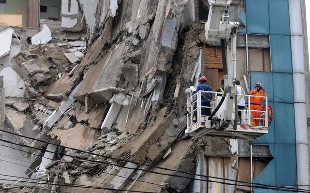 Rescuers search a five-storey building after part of the structure collapsed in Jakarta on January 6, 2020. The five-storey building in Jakarta partly collapsed on January 6, injuring at least two people who were taken to hospital, authorities said. (Photo by Dasril Roszandi/AFP Photo) 