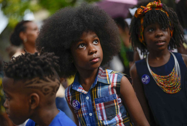 Children wait to walk the runway during a fashion show of Afro hairstyles in Havana, Cuba, Saturday, August 31, 2024. (Photo by Ramon Espinosa/AP Photo)