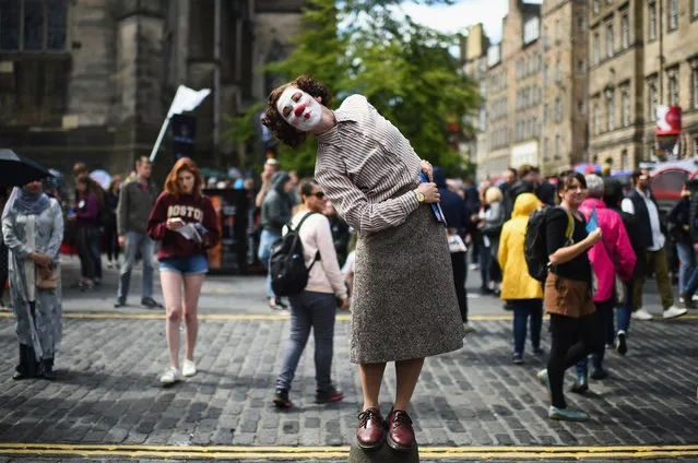 Edinburgh Festival Fringe entertainers perform on the Royal Mile on August 7, 2017 in Edinburgh, Scotland. This year marks the 70th anniversary of the largest performing arts festival in the world, with an excess of 30,000 performances of more than 2000 shows. (Photo by Jeff J. Mitchell/Getty Images)