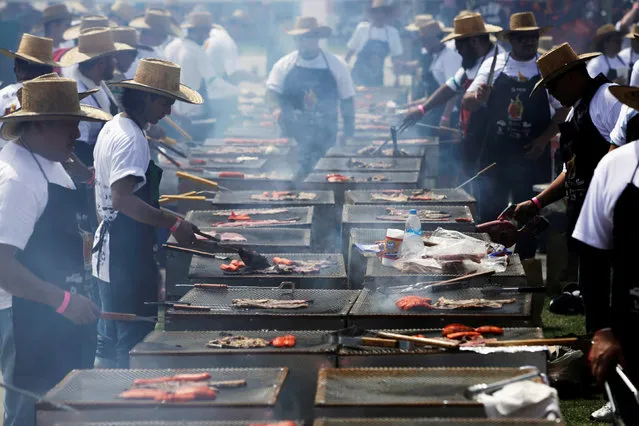 More than 350 participants take part in grilling meat on BBQs, attempting to break the Guinness record in Ciudad Juarez, Mexico August 19, 2017. (Photo by Jose Luis Gonzalez/Reuters)