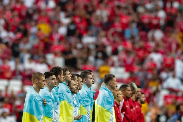Dynamo Kyiv players wearing the Ukraine national flag prior the 2nd leg match with Benfica of the UEFA Champions League play-off round at the Luz stadium in Lisbon, Portugal, 23 August 2022. (Photo by Tiago Petinga/EPA/EFE)