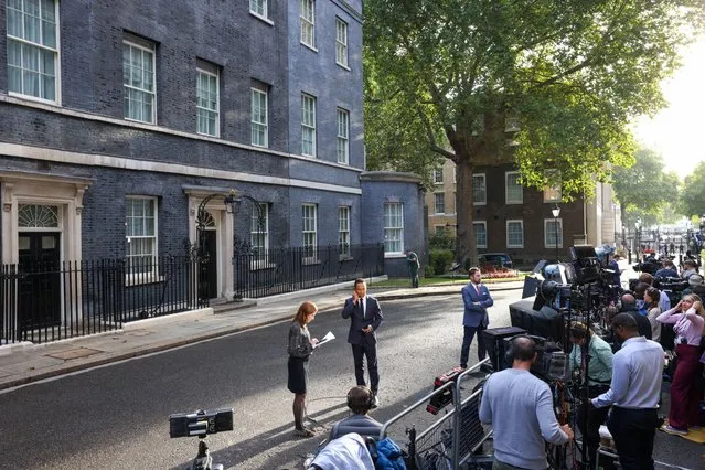 Broadcasts journalists work outside 10 Downing Street on the day of the announcement of the new leader of the ruling Conservative Party in London, UK, on Monday, September 5, 2022. The UK will finally find out Boris Johnson's successor as prime minister on Monday, after a bitter Conservative Party contest between Foreign Secretary Liz Trussand former Chancellor of the Exchequer Rishi Sunak. (Photo by Hollie Adams/Bloomberg)