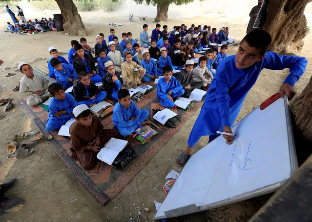 Afghan children study at an open area in Ghani Khel district of Jalalabad, Afghanistan November 6, 2017. (Photo by Reuters/Parwiz)