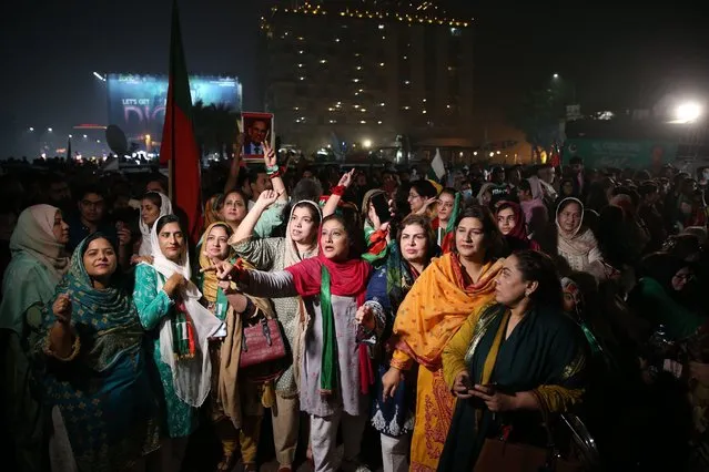 Supporters of Pakistan Tehreek-e-Insaf (PTI) of Imran Khan stage a protest to denounce an assassination attempt against their leader in Lahore, Pakistan on November 05, 2022. (Photo by Muhammed Semih Ugurlu/Anadolu Agency via Getty Images)