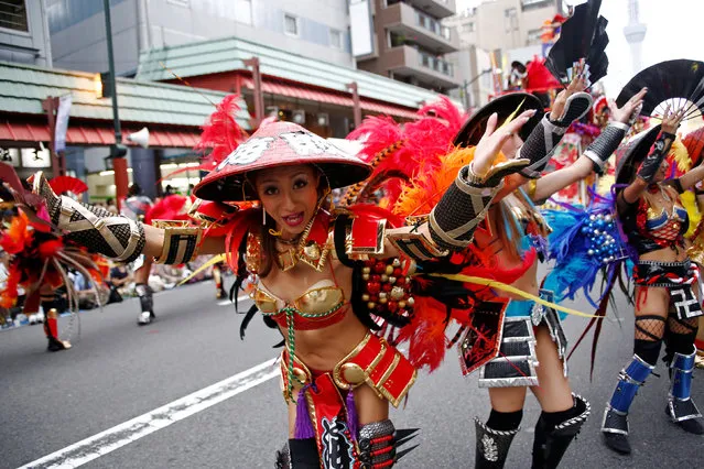 Samba dancers perform during the annual Asakusa Samba Carnival in Tokyo, Japan August 27, 2016. (Photo by Kim Kyung-Hoon/Reuters)