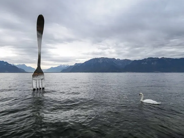 A picture taken on October 17, 2014 in Vevey shows a giant fork designed by Switzerland's artist Jean-Pierre Zaugg to commemorate Nestle's Alimentarium Food Museum 10th anniversary. World's biggest food company, Swiss Nestle Group announced results sales down by 3.1% for the first nine months of 2014 to 66.2 billion Swiss francs (55.1 billion euros). (Photo by Fabrice Coffrini/AFP Photo)