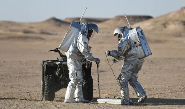 Members of the AMADEE-18 Mars simulation mission wear spacesuits while conducting scientific experiments during an analog field simulation in Oman's Dhofar desert on February 7, 2018, in a collaboration between the Austrian Space Forum and the Oman National Steering Comittee preparing for future human Mars missions. (Photo by Karim Sahib/AFP Photo)