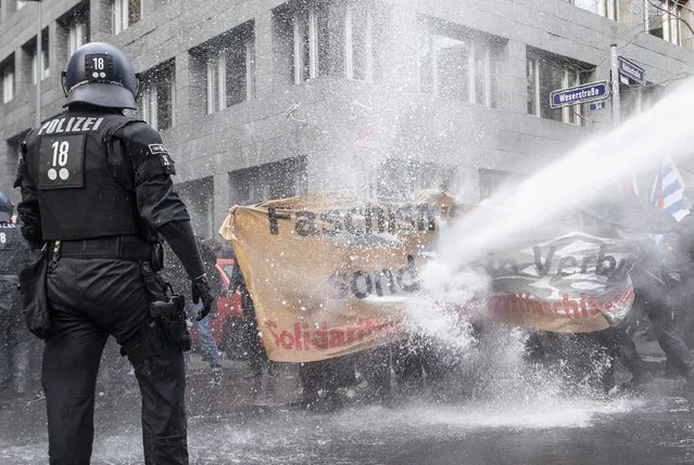 The police use a water cannon on the opponents of the “lateral thinking” demonstration in the city centre under the motto “No lockdown for Bembeltown!” in Frankfurt, Germany, Saturday, November14, 2020. (Photo by Boris Roessler/dpa via AP Photo)