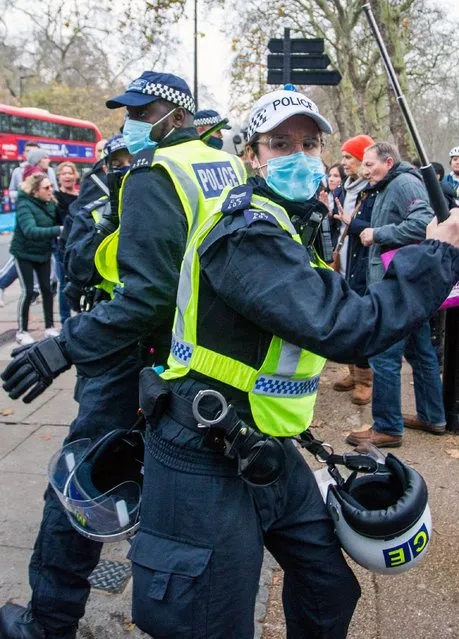 Cops and protesters in London clash during the protests against lockdown measures in the country on November 28, 2020. Anti-lockdown protesters gathered in central London as the police previously urged people not to attend the mass gathering and made some arrests. (Photo by Mark Thomas/i-Images)