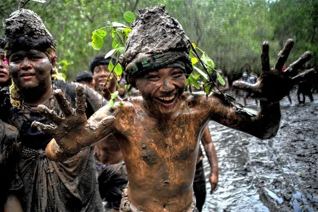 Balinese children take part in a traditional mud bath known as Mebuug-buugan, a day after Nyepi – the “Day of Silence”, aimed at neutralising bad traits in Kedonganan village on Indonesia's resort island of Bali on March 23, 2023. (Photo by Sonny Tumbelaka/AFP Photo)