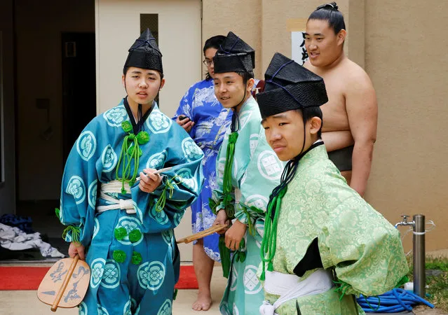 Young sumo referees wait for the start of an annual sumo tournament dedicated to the Yasukuni Shrine in Tokyo, Japan on April 16, 2018. (Photo by Toru Hanai/Reuters)