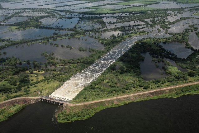 This aerial view taken during a Mexican Navy flyover shows the Cazones River overflowed after heavy rains in Poza Rica, Veracruz state, Mexico on October 11, 2025. Floods caused by torrential rains have killed at least 41 people in Mexico in recent days and left behind a trail of destruction, the government said Saturday. (Photo by Hector Quintanar/AFP Photo)