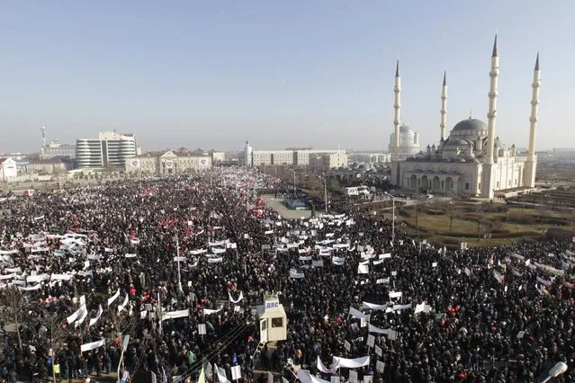 People attend a rally to protest against satirical cartoons of prophet Mohammad, in Grozny, Chechnya January 19, 2015. Also seen is the Heart of Chechnya mosque. (Photo by Eduard Korniyenko/Reuters)