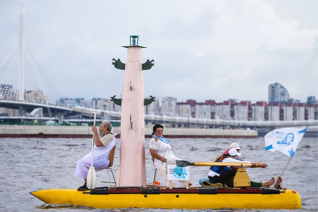 Land ahoy! A lighthouse floats past in the 2018 Zaplyv festival of handmade inflatables in 300 Years of St Petersburg Park in St Petersburg, Russia on August 5, 2018. (Photo by Peter Kovalev/TASS)