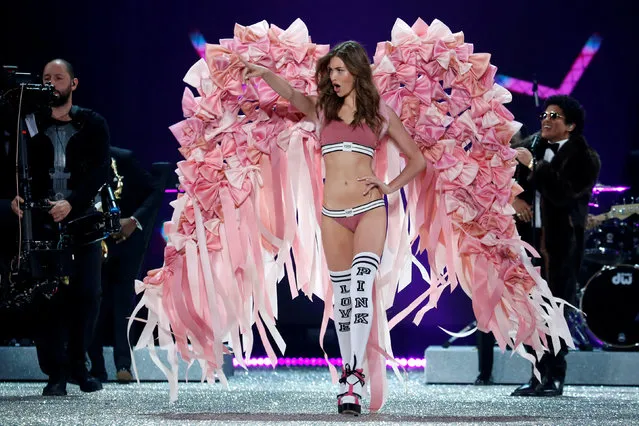 Model Grace Elizabeth presents a creation during the 2016 Victoria's Secret Fashion Show at the Grand Palais in Paris, France, November 30, 2016. (Photo by Charles Platiau/Reuters)