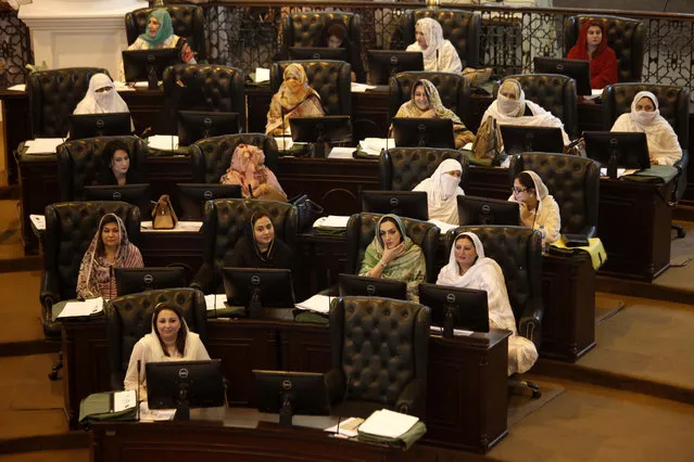 Newly elected members of the Khyber Pakhtunkhwa provincial assembly attend the first session as they take oath of their office in Peshawar, Pakistan, 13 August 2018. Newly-elected Members of Provincial Assembly took oath in the inaugural session of the KPK Provincial assembly in Peshawar. (Photo by Arshad Arbab/EPA/EFE)