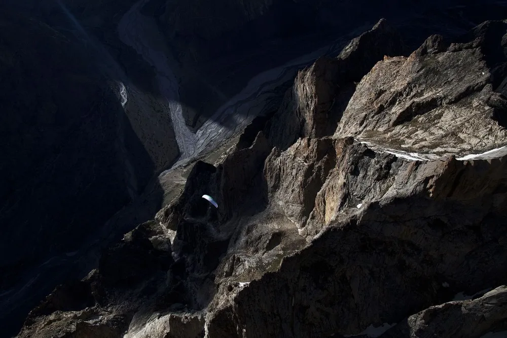 Extreme Photographer Seriously Injured while Paragliding over Mountains in Pakistan