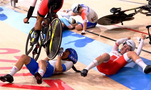 Ebtissam Zayed Ahmed of Egypt stumbles over Elisa Balsamo of Italy, near Daria Pikulik of Poland, during a crash in the women’s omnium Izu Velodrome in Shizuoka, Japan on August 8, 2021. (Photo by Matthew Childs/Reuters)