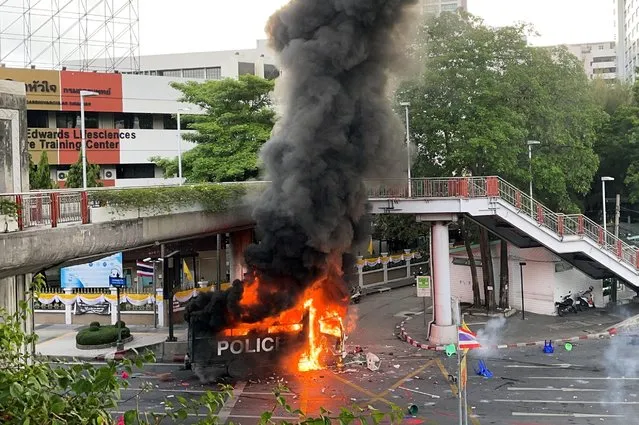 A police vehicle burns during clashes at a protest against what demonstrators call the government's failure in handling the coronavirus outbreak, in Bangkok, Thailand, August 7, 2021. More than a thousand Thai anti-government protesters clashed with police, as they demonstrated against the government's failure to handle coronavirus outbreaks and its impact on the economy. (Photo by Shoon Naing/Reuters)