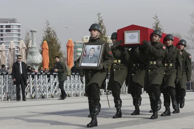 Military honour guard carry the coffin of Mahmut Uslu, one of five Turkish soldiers killed in an attack by IS militants around the Syrian town al Bab on Tuesday, during a ceremony in Ankara, Turkey, Thursday, February 9, 2017. (Photo by Burhan Ozbilici/AP Photo)