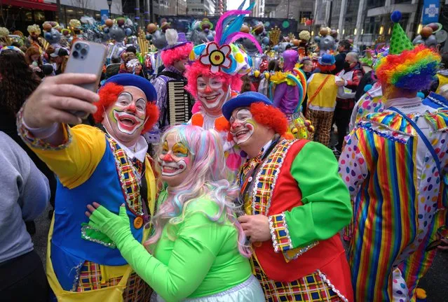 Revellers in fancy dress participate in the annual Mummers Parade in Philadelphia on January 2, 2022. The Mummers Parade is a 120-year-old folk festival held annually to mark the new year, in which some 10,000 participants divided into themed groups march through the streets of Philadelphia.'Mummering' is a form of pantomime historically practiced by the poor, which first arrived in Philadelphia via Swedish immigrants in the late 17th century. (Photo by Ed Jones/AFP Photo)