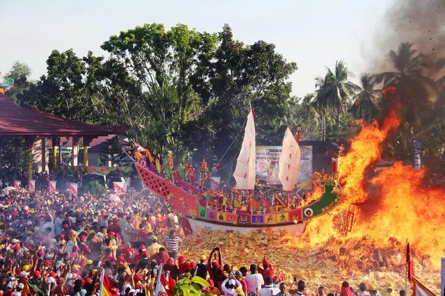 Konghucu worshippers gather as they attend the Bakar Tongkang ritual in Bagansiapiapi, Riau province, Indonesia, June 19, 2019 in this photo taken by Antara Foto. (Photo by Aswaddy Hamid/Antara Foto via Reuters)